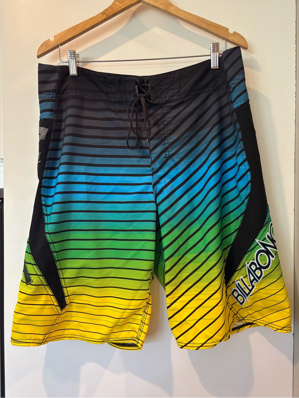 Billabong menβs board swimming shorts size 34 new without tags! Cool design!